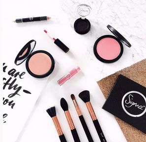 flipandstyle-flat-lay-photo-makeup